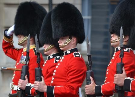 guard salute london england small